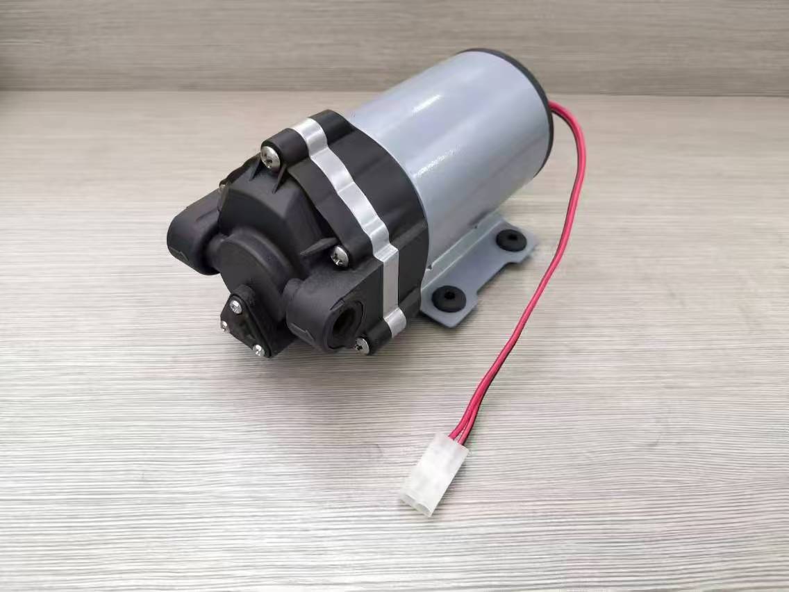 กำลังโหลด Zuanli RO Booster Pump Continer ในฝนตก