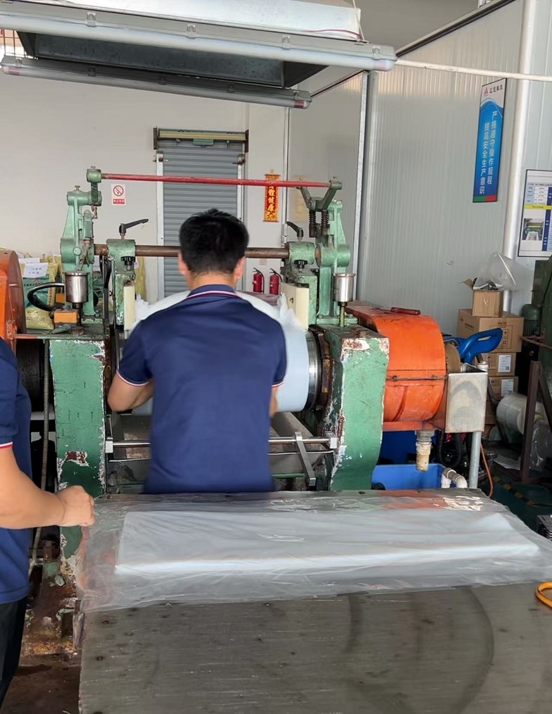 การผสมยางซิลิโคนในโรงงานยาง ZHENGGUAN