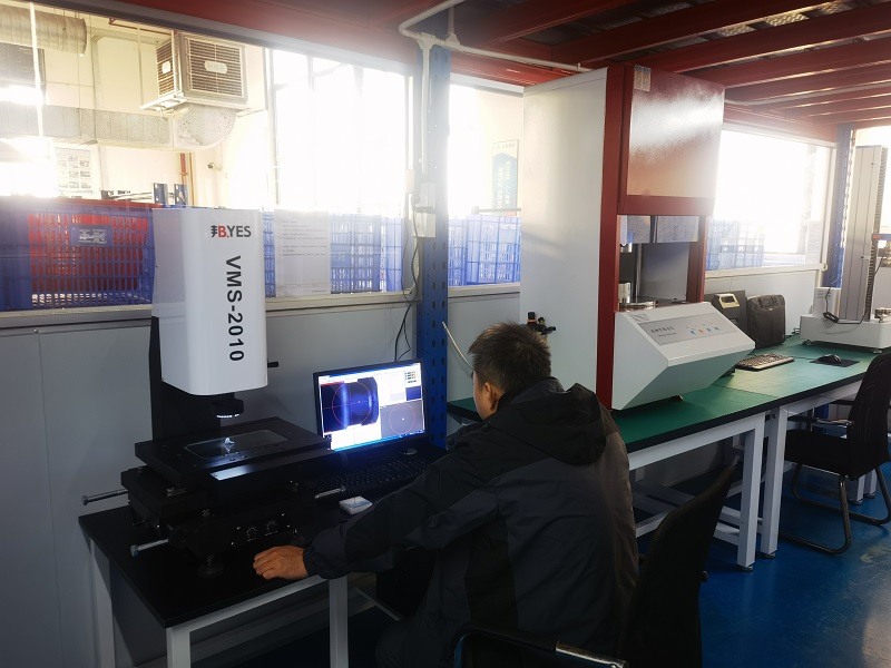 เครื่องวัดภาพด้วยแสงซึ่งมีระบบซอฟต์แวร์การวัดและควบคุมที่แม่นยำ ช่วยให้เราสามารถผลิตชิ้นส่วนยางที่มีขนาดที่แม่นยำยิ่งขึ้น